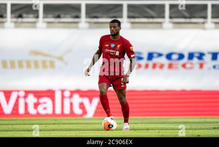 Newcastle, Regno Unito. 26 luglio 2020. Georginio Wijnaldum di Liverpool durante la partita della Premier League tra Newcastle United e Liverpool gli stadi di calcio intorno rimangono vuoti a causa della Pandemica del Covid-19, poiché le leggi governative in materia di allontanamento sociale vietano ai tifosi all'interno dei locali, il che comporta la partita a porte chiuse fino a nuovo avviso al St. James's Park, Newcastle, Inghilterra il 26 luglio 2020. Foto di Andy Rowland. Credit: Prime Media Images/Alamy Live News Foto Stock