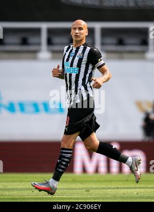 Newcastle, Regno Unito. 26 luglio 2020. Jonjo Shelvey di Newcastle United durante la partita della Premier League tra gli stadi di football Newcastle United e Liverpool intorno rimangono vuoti a causa della pandemia Covid-19, poiché le leggi governative in materia di distanza sociale vietano ai tifosi all'interno dei locali, il che comporta la partita a porte chiuse fino a nuovo avviso al St. James's Park, Newcastle, Inghilterra, il 26 luglio 2020. Foto di Andy Rowland. Credit: Prime Media Images/Alamy Live News Foto Stock