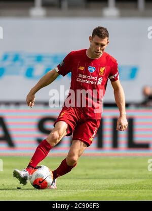 Newcastle, Regno Unito. 26 luglio 2020. James Milner di Liverpool durante la partita della Premier League tra Newcastle United e Liverpool Football Stadium in giro rimangono vuoti a causa della pandemia Covid-19, in quanto le leggi governative in materia di allontanamento sociale vietano ai tifosi all'interno dei locali, il che comporta la partita a porte chiuse fino a nuovo avviso al St. James's Park, Newcastle, Inghilterra il 26 luglio 2020. Foto di Andy Rowland. Credit: Prime Media Images/Alamy Live News Foto Stock