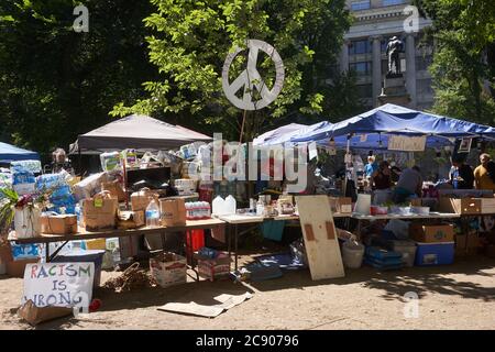 I manifestanti BLM trasformano Lownsdale Square, un parco adiacente al tribunale federale di Portland, nel loro fulcro durante la dimostrazione in corso. Foto Stock