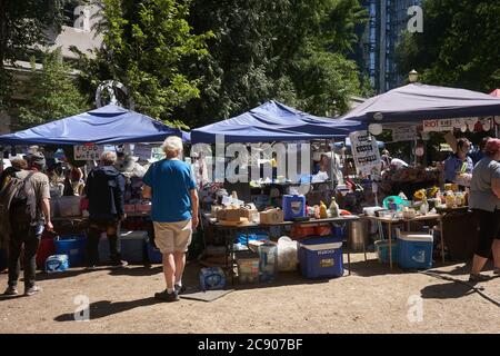 I manifestanti BLM trasformano Lownsdale Square, un parco adiacente al tribunale federale di Portland, nel loro fulcro durante la dimostrazione in corso. Foto Stock