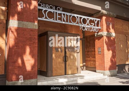 La Chiesa di Scientology si è imbarcata nel centro di Portland, Oregon, in mezzo alla protesta BLM in corso, vista sabato 11 luglio 2020. Foto Stock