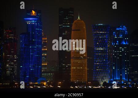 Skyline di Doha di notte, Qatar Foto Stock