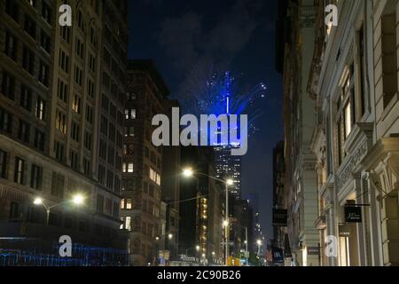 Empire state Building con Blue Fireworks di notte, vista da Lower Fifth Avenue, New York City, New York, USA Foto Stock