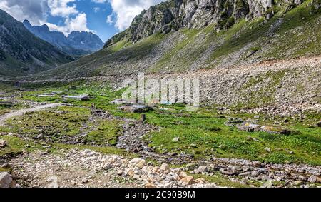 Casa in pietra e legno con meravigliosa natura del Mar Nero regione della Turchia ... Foto Stock