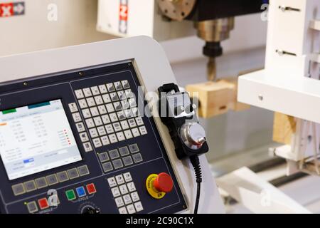 Pannello di controllo con comando portatile pensile della macchina per la lavorazione del legno CNC. Messa a fuoco selettiva. Foto Stock