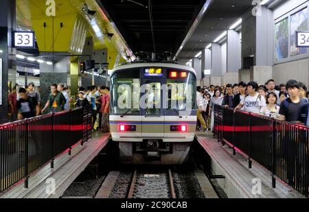 Kyoto Japan - piattaforma ferroviaria della stazione di Arashiyama Foto Stock