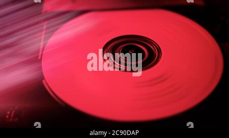 CD rom con luci rosse e un cd che all'interno gira Foto Stock
