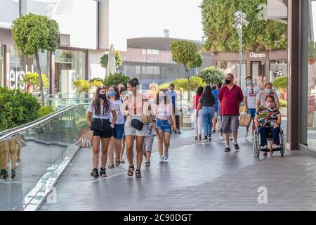 Huelva, Spagna - 27 luglio 2020: Shopping della gente nel centro commerciale di Holea, che indossa le maschere protettive o mediche del viso a causa del Coronavirus di Covid-19. Nuova normalità in SPAI Foto Stock