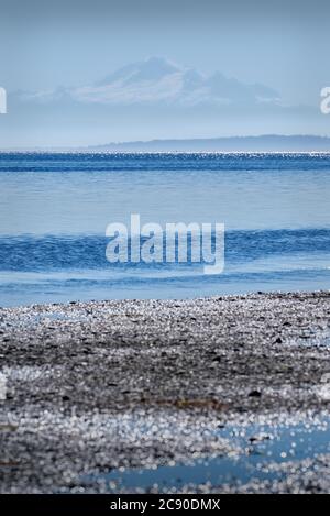 Baia di Mt Baker Boundary. La vista da Centennial Beach a Delta, British Columbia, Canada. Foto Stock