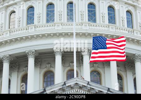 I lavoratori sostituiscono la bandiera americana sul Campidoglio degli Stati Uniti a Washington, DC, Stati Uniti, lunedì 27 luglio 2020 come il rappresentante John Lewis (democratico di Georgia) si trova nello stato nella rotunda. Credit: Stefani Reynolds/CNP | utilizzo in tutto il mondo Foto Stock