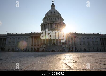 Washington, DC, Stati Uniti. 27 luglio 2020. John Lewis, D-GA, si trova nello stato sul lato est del Campidoglio americano il 27 luglio 2020 a Washington, DC. (Foto di Oliver Contreras/SIPA USA) Credit: Sipa USA/Alamy Live News Foto Stock