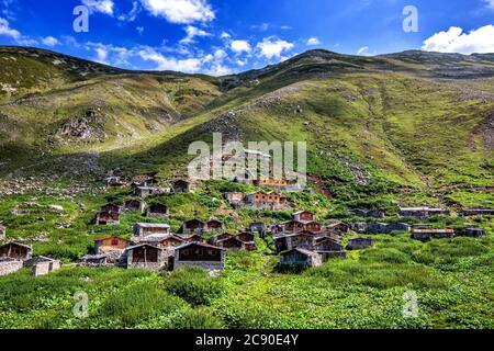 Casa in pietra e legno con meravigliosa natura del Mar Nero regione della Turchia ... Foto Stock