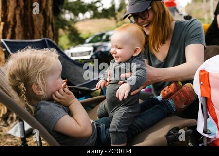 Madre che gioca con i bambini (6-11 mesi, 2-3) Foto Stock