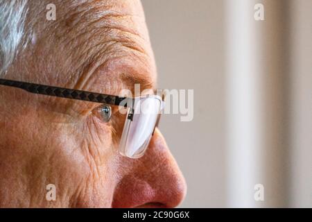 Primo piano dell'uomo anziano negli occhiali Foto Stock