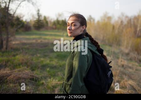 Russia, Omsk, giovane donna in prato Foto Stock