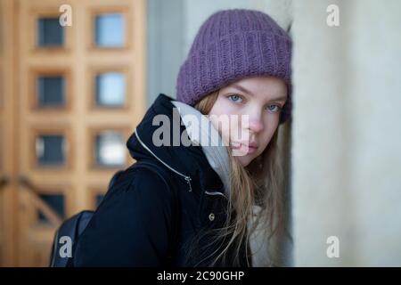 Russia, Novosibirsk, Ritratto di giovane donna in cappello a maglia Foto Stock