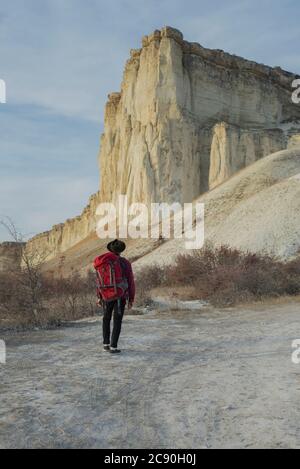 Ucraina, Crimea, Hiker guardando la montagna Bianca Foto Stock