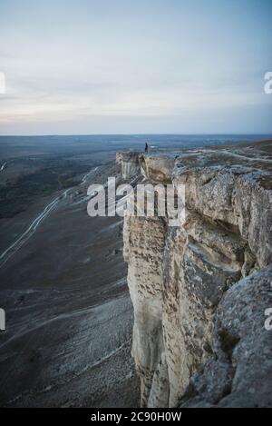 Ucraina, Crimea, Hiker sul bordo di ripida scogliera vicino a White Mountain Foto Stock