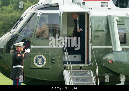 Il presidente degli Stati Uniti Donald J. Trump ritorna alla Casa Bianca a Washington, DC dopo aver visitato il Centro di innovazione del bioprocesso a Fujifilm Diosynth Biotechnologies a Morrisville, North Carolina il 27 luglio 2020.Credit: Chris Kleponis/Pool via CNP /MediaPunch Foto Stock