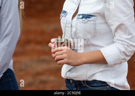 agricoltore femmina che tiene la bevanda tipica primo piano Foto Stock