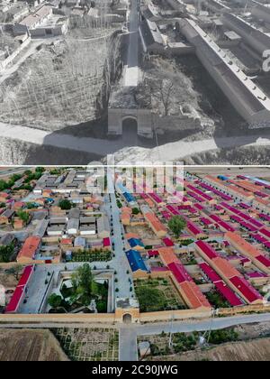 (200728) -- PECHINO, 28 luglio 2020 (Xinhua) -- la foto di combinazione mostra la porta del villaggio di Jianxi Village, Huquan Township, Guangling County, Datong, la provincia di Shanxi della Cina del nord (foto in alto, con file non trattato); e una vista aerea del villaggio di Jianxi il 26 maggio 2020 (in basso, foto di Cao Yang). Il villaggio di Jianxi una volta vide i suoi abitanti in povertà a causa di un trasporto scomodo, di una struttura industriale unica e della perdita di forza lavoro. Negli ultimi anni, il villaggio si impegna a sviluppare le industrie del turismo e a fornire opportunità di lavoro ai poveri residenti, migliorando al contempo l'aspetto della comunità e vivere envir Foto Stock