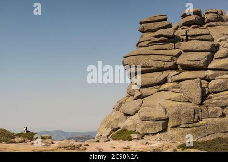 Montagne e foreste del Siete Picos nel Parco Nazionale della Sierra de Guadarrama. Madrid e Segovia. Rocce erose e pietre in cima. Foto Stock