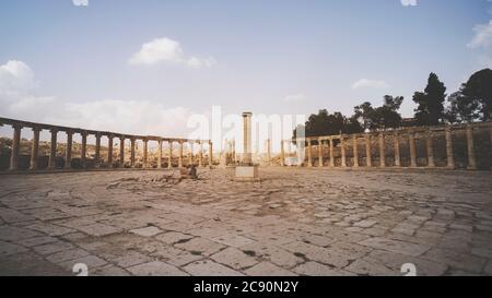 Piazza di Tetrakionion Sud situato in via Cardo Maximus nella grande città romana di Jerash - Gerasa, situato nella città di Jerash in Giordania Foto Stock