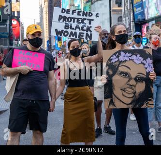 Black Womens/Womxn March Black Lives Matter protesta - New York City difendere e proteggere le Black Women, Breonna Taylor ha disegnato un segno di protesta Foto Stock