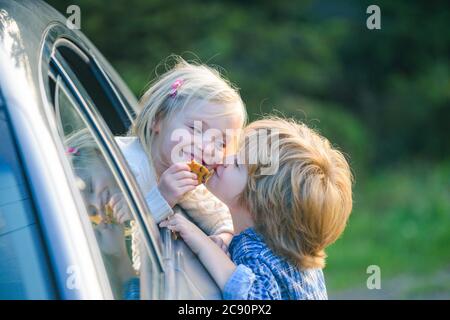 Bambini romantici che hanno data al giorno di San Valentino. Tema del giorno di San Valentino. Biglietto d'auguri di San Valentino. Bambini divertenti. Migliori idee per il giorno di San Valentino. Foto Stock