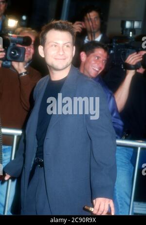 Westwood, California, USA 5 febbraio 1996 l'attore Christian Slater partecipa alla prima 'Broken Arrow' della 20th Century Fox il 5 febbraio 1996 al Mann Village Theatre di Westwood, California, USA. Foto di Barry King/Alamy Stock foto Foto Stock