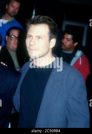 Westwood, California, USA 5 febbraio 1996 l'attore Christian Slater partecipa alla prima 'Broken Arrow' della 20th Century Fox il 5 febbraio 1996 al Mann Village Theatre di Westwood, California, USA. Foto di Barry King/Alamy Stock foto Foto Stock