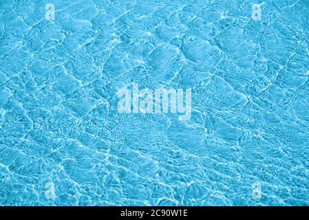Superficie di acqua di mare blu con increspature. Acqua superficie sfondo, texture. Foto Stock