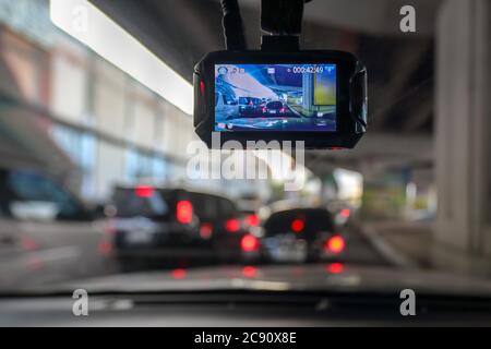 Videocamera con cruscotto o videoregistratore per auto sul veicolo in viaggio Foto Stock