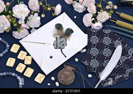Carte Tarocchi, rune e oggetti magici sulla tavola delle streghe. Sfondo mistico e romantico con spazio di copia e vuoto, vintage romantico concetto per mock-up, Foto Stock