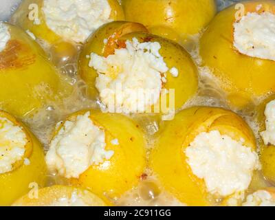 Mele al forno farcite con formaggio di cottage in una padella. Foto Stock