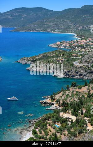 Guardando giù sulla baia di Kalamitsi con la casa dell'autore Patrick Leigh Fermor in primo piano e il villaggio di Kardamiyli dietro, messiniano mani, così Foto Stock