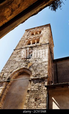 Campanile medievale della chiesa di Sant'Andrea in Anagni Italia lungo un vicolo stretto, belle finestre a tre bifore , Foto Stock