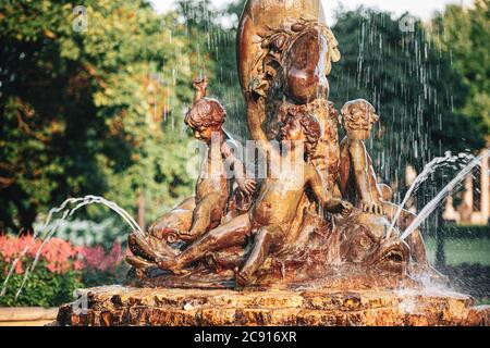 Riga, Lettonia. Fontana Ninfa in acqua schizzi in Aspazijas Boulevard vicino al Teatro dell'Opera Nazionale Foto Stock