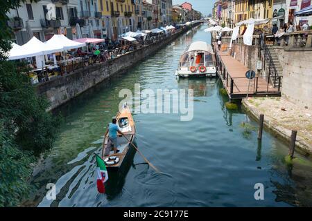Italia, Lombardia, Milano, zona Navigli, Naviglio Grande, Rowing Boat e mercato delle pulci Foto Stock