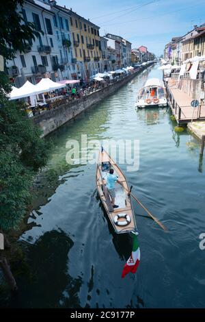 Italia, Lombardia, Milano, zona Navigli, Naviglio Grande, Rowing Boat e mercato delle pulci Foto Stock
