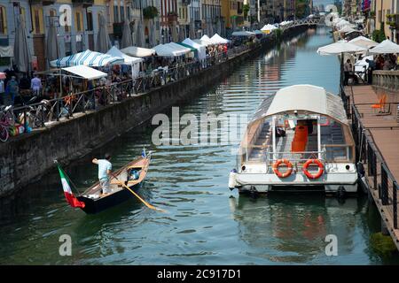 Italia, Lombardia, Milano, zona Navigli, Naviglio Grande, Rowing Boat e mercato delle pulci Foto Stock