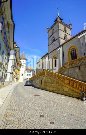 Vista di la collégiale Saint-Laurent, parte prominente dello skyline della città in Estavayer-le-Lac, Canton Friburgo, Svizzera. Foto Stock