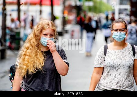 Anversa, Belgio. 27 luglio 2020. Persone che indossano maschere di protezione come misura preventiva a piedi sulla strada durante la crisi del coronavirus. L'uso di una maschera di protezione diventa obbligatorio da sabato in negozi e in alcuni altri spazi interni dove le persone si riuniscono. Credit: SOPA Images Limited/Alamy Live News Foto Stock