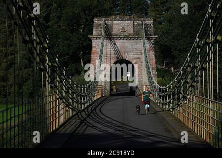 Il ponte sospeso Union Chain, di 200 anni, che attraversa il fiume Tweed, da Horncliffe in Northumberland a Fishwick in Berwickshire, prima di lavori di ristrutturazione che iniziera' il mese prossimo. Foto Stock