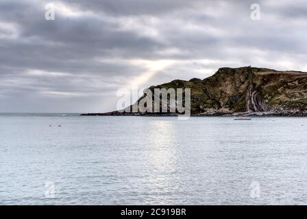 Un raggio di luce attraversa le nuvole su un giorno coperto ma ancora in autunno a Dorset Foto Stock