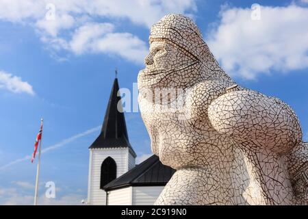 Marinai norvegesi chiesa con la statua del capitano Scott per la Baia di Cardiff Cardiff Galles Wales Foto Stock