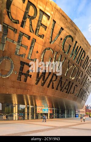 Millennium Centre per la Baia di Cardiff Cardiff Galles Wales Foto Stock