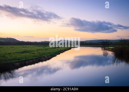 Sole serale sul fiume Towy Carmarthenshire Wales Foto Stock