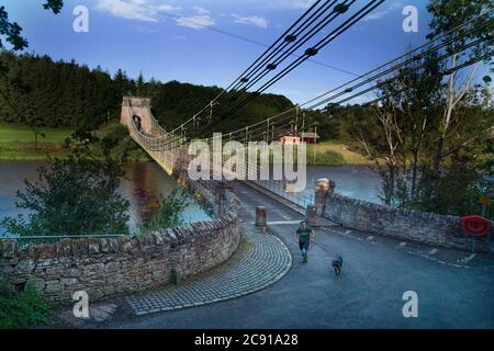 Il ponte sospeso Union Chain, di 200 anni, che attraversa il fiume Tweed, da Horncliffe in Northumberland a Fishwick in Berwickshire, prima di lavori di ristrutturazione che iniziera' il mese prossimo. Foto Stock